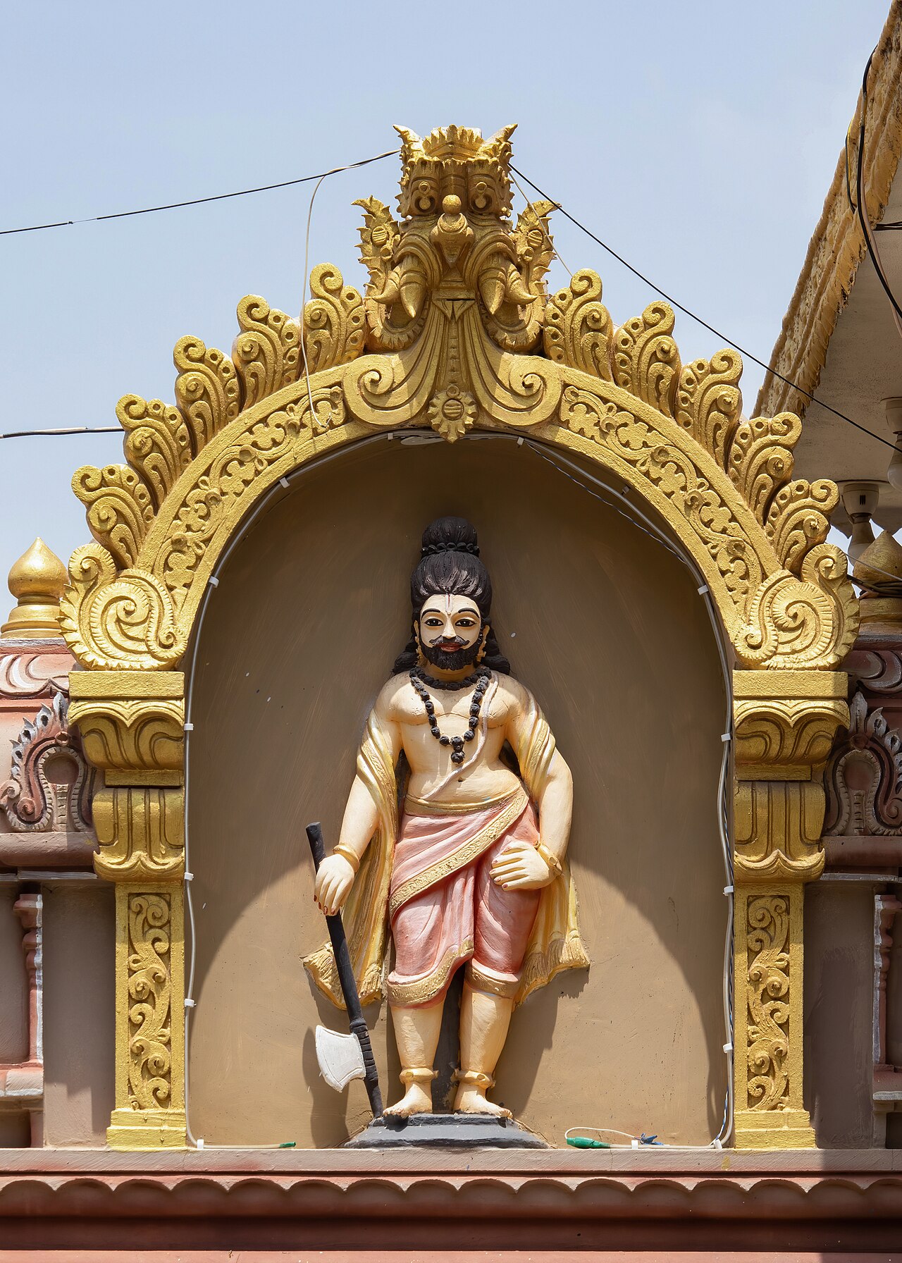 परशुराम — गुंटूर श्री वेंकटेश्वर-मंदिर दशावतार-शिल्प (Commons छायाचित्र)